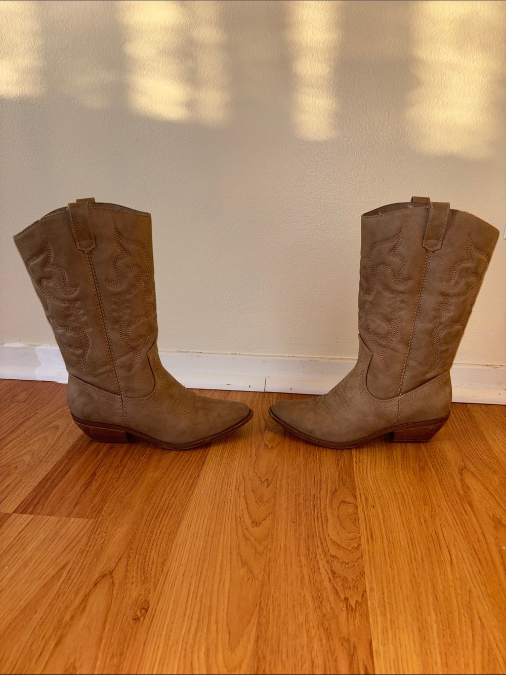 Tan Western Heeled Cowboy Boots - Picture 4 of 10